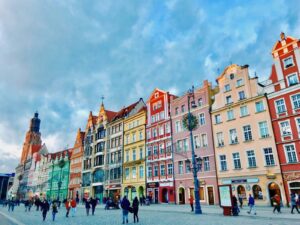 Planowanie wesela to jedno z najważniejszych wydarzeń w życiu, a jednym z kluczowych elementów jest ustalenie budżetu. Zastanawiasz się, ile kosztuje wesele we Wrocławiu? Nasz poradnik pomoże Ci zrozumieć, jakie wydatki warto uwzględnić, aby ten wyjątkowy dzień był nie tylko piękny, ale i zgodny z Twoimi finansowymi możliwościami. Szacowanie kosztów związanych z wynajmem miejsca na wesele we Wrocławiu Wybór odpowiedniego miejsca na wesele we Wrocławiu to kluczowy element, który wpływa na ogólny budżet uroczystości. Warto zwrócić uwagę na oferty, które łączą w sobie nie tylko wynajem przestronnych i klimatyzowanych sal, ale również catering, pomoc w organizacji oraz możliwość zakwaterowania gości. Analizując koszty, należy uwzględnić różnorodność pakietów ślubnych oferowanych przez hotel, które mogą obejmować specjalne zniżki czy dodatkowe usługi, znacząco wpływające na ostateczną cenę. Koszty związane z cateringiem i obsługą na weselu Koszty związane z cateringiem na weselu we Wrocławiu mogą znacząco różnić się w zależności od wybranej oferty. Ważne jest, aby menu było dopasowane nie tylko do gustów kulinarnych gości, ale także do charakteru uroczystości. Wiele hoteli, które profesjonalnie organizują bankiety we Wrocławiu, oferuje pakiety obejmujące zarówno ekskluzywne posiłki, jak i obsługę, co może być kosztowne, ale zapewnia wysoki standard i komfort gości. Wybierając usługę cateringową, warto zwrócić uwagę na doświadczenie i rekomendacje dostawcy. Profesjonalna obsługa jest kluczowa, aby zapewnić płynność przebiegu uroczystości i zadowolenie uczestników. Decydując się na kompleksową ofertę, która obejmuje zarówno przygotowanie i serwowanie posiłków, jak i obsługę kelnerską, możemy znacznie odciążyć organizatorów i skupić się na celebrowaniu tego wyjątkowego dnia. Wydatki na dekoracje, muzykę i dodatkowe atrakcje weselne Wydatki na dekoracje weselne mogą znacząco wpłynąć na atmosferę i estetykę uroczystości. Warto zainwestować w profesjonalną aranżację sali, która będzie harmonijnie współgrać z motywem przewodnim ślubu i recepcji. Koszty te obejmują nie tylko kwiaty i ozdoby stołów, ale również oświetlenie, które może całkowicie zmienić charakter miejsca. Dodatkowe atrakcje, takie jak muzyka na żywo czy fotobudka, są nie tylko świetnym sposobem na urozmaicenie wieczoru, ale również na stworzenie niezapomnianych wspomnień dla gości. Koszt zespołu muzycznego czy DJ-a oraz wynajem specjalistycznego sprzętu może być znaczący, ale jest to inwestycja w dobry nastrój i satysfakcję uczestników wesela. Analiza kosztów dodatkowych, takich jak fotograf, wideofilmowanie i transport dla gości Analiza kosztów dodatkowych, takich jak fotograf, wideofilmowanie i transport dla gości, jest niezbędna przy planowaniu budżetu weselnego. Koszt wynajęcia profesjonalnego fotografa i kamerzysty może być znaczący, ale jest to inwestycja w trwałe wspomnienia z tego wyjątkowego dnia. Ponadto, organizacja transportu dla gości, szczególnie tych przyjeżdżających z daleka, choć może zwiększyć wydatki, znacząco podnosi komfort i satysfakcję uczestników. Planowanie wesela we Wrocławiu to złożony proces, który wymaga uwzględnienia wielu aspektów, od wyboru miejsca, przez catering, aż po dekoracje i dodatkowe atrakcje. Dzięki naszemu poradnikowi możesz lepiej zrozumieć, jakie koszty mogą się pojawić i jak je efektywnie zarządzać, aby dzień ślubu był niezapomniany, a jednocześnie zgodny z Twoimi finansowymi możliwościami. Warto również rozważyć oferty specjalne, takie jak romantyczny pobyt dla dwojga czy rodzinny pobyt z biletami do zoo, które mogą być doskonałym uzupełnieniem weselnych planów. Zachęcamy do dalszego eksplorowania naszych propozycji i odkrywania, jak nasze hotele mogą przyczynić się do stworzenia wyjątkowej atmosfery tego ważnego dnia. Niech Twój ślub we Wrocławiu będzie początkiem pięknej wspólnej podróży, pełnej niezapomnianych chwil i radości. Skontaktuj się z nami, aby dowiedzieć się więcej o naszych usługach i zarezerwować idealne miejsce na swoje wymarzone wesele.