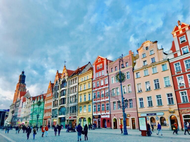 Planowanie wesela to jedno z najważniejszych wydarzeń w życiu, a jednym z kluczowych elementów jest ustalenie budżetu. Zastanawiasz się, ile kosztuje wesele we Wrocławiu? Nasz poradnik pomoże Ci zrozumieć, jakie wydatki warto uwzględnić, aby ten wyjątkowy dzień był nie tylko piękny, ale i zgodny z Twoimi finansowymi możliwościami. Szacowanie kosztów związanych z wynajmem miejsca na wesele we Wrocławiu Wybór odpowiedniego miejsca na wesele we Wrocławiu to kluczowy element, który wpływa na ogólny budżet uroczystości. Warto zwrócić uwagę na oferty, które łączą w sobie nie tylko wynajem przestronnych i klimatyzowanych sal, ale również catering, pomoc w organizacji oraz możliwość zakwaterowania gości. Analizując koszty, należy uwzględnić różnorodność pakietów ślubnych oferowanych przez hotel, które mogą obejmować specjalne zniżki czy dodatkowe usługi, znacząco wpływające na ostateczną cenę. Koszty związane z cateringiem i obsługą na weselu Koszty związane z cateringiem na weselu we Wrocławiu mogą znacząco różnić się w zależności od wybranej oferty. Ważne jest, aby menu było dopasowane nie tylko do gustów kulinarnych gości, ale także do charakteru uroczystości. Wiele hoteli, które profesjonalnie organizują bankiety we Wrocławiu, oferuje pakiety obejmujące zarówno ekskluzywne posiłki, jak i obsługę, co może być kosztowne, ale zapewnia wysoki standard i komfort gości. Wybierając usługę cateringową, warto zwrócić uwagę na doświadczenie i rekomendacje dostawcy. Profesjonalna obsługa jest kluczowa, aby zapewnić płynność przebiegu uroczystości i zadowolenie uczestników. Decydując się na kompleksową ofertę, która obejmuje zarówno przygotowanie i serwowanie posiłków, jak i obsługę kelnerską, możemy znacznie odciążyć organizatorów i skupić się na celebrowaniu tego wyjątkowego dnia. Wydatki na dekoracje, muzykę i dodatkowe atrakcje weselne Wydatki na dekoracje weselne mogą znacząco wpłynąć na atmosferę i estetykę uroczystości. Warto zainwestować w profesjonalną aranżację sali, która będzie harmonijnie współgrać z motywem przewodnim ślubu i recepcji. Koszty te obejmują nie tylko kwiaty i ozdoby stołów, ale również oświetlenie, które może całkowicie zmienić charakter miejsca. Dodatkowe atrakcje, takie jak muzyka na żywo czy fotobudka, są nie tylko świetnym sposobem na urozmaicenie wieczoru, ale również na stworzenie niezapomnianych wspomnień dla gości. Koszt zespołu muzycznego czy DJ-a oraz wynajem specjalistycznego sprzętu może być znaczący, ale jest to inwestycja w dobry nastrój i satysfakcję uczestników wesela. Analiza kosztów dodatkowych, takich jak fotograf, wideofilmowanie i transport dla gości Analiza kosztów dodatkowych, takich jak fotograf, wideofilmowanie i transport dla gości, jest niezbędna przy planowaniu budżetu weselnego. Koszt wynajęcia profesjonalnego fotografa i kamerzysty może być znaczący, ale jest to inwestycja w trwałe wspomnienia z tego wyjątkowego dnia. Ponadto, organizacja transportu dla gości, szczególnie tych przyjeżdżających z daleka, choć może zwiększyć wydatki, znacząco podnosi komfort i satysfakcję uczestników. Planowanie wesela we Wrocławiu to złożony proces, który wymaga uwzględnienia wielu aspektów, od wyboru miejsca, przez catering, aż po dekoracje i dodatkowe atrakcje. Dzięki naszemu poradnikowi możesz lepiej zrozumieć, jakie koszty mogą się pojawić i jak je efektywnie zarządzać, aby dzień ślubu był niezapomniany, a jednocześnie zgodny z Twoimi finansowymi możliwościami. Warto również rozważyć oferty specjalne, takie jak romantyczny pobyt dla dwojga czy rodzinny pobyt z biletami do zoo, które mogą być doskonałym uzupełnieniem weselnych planów. Zachęcamy do dalszego eksplorowania naszych propozycji i odkrywania, jak nasze hotele mogą przyczynić się do stworzenia wyjątkowej atmosfery tego ważnego dnia. Niech Twój ślub we Wrocławiu będzie początkiem pięknej wspólnej podróży, pełnej niezapomnianych chwil i radości. Skontaktuj się z nami, aby dowiedzieć się więcej o naszych usługach i zarezerwować idealne miejsce na swoje wymarzone wesele.